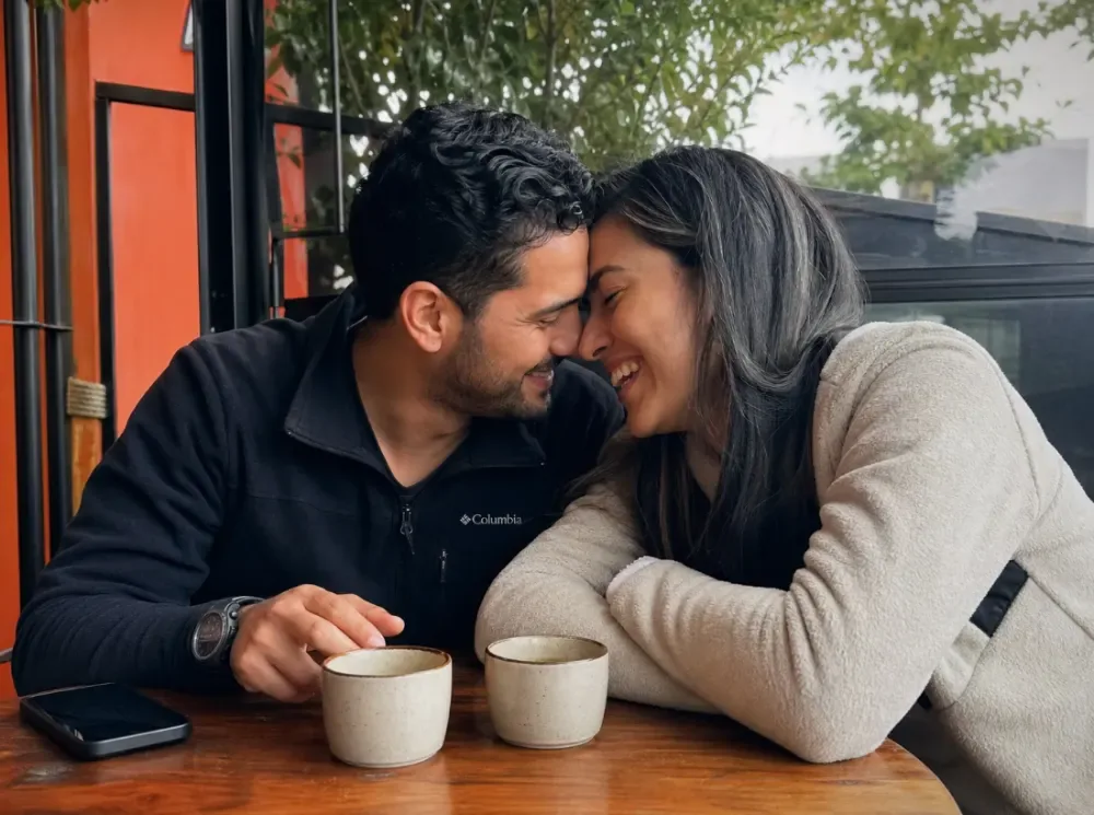 Pareja conversando de cerca en un café